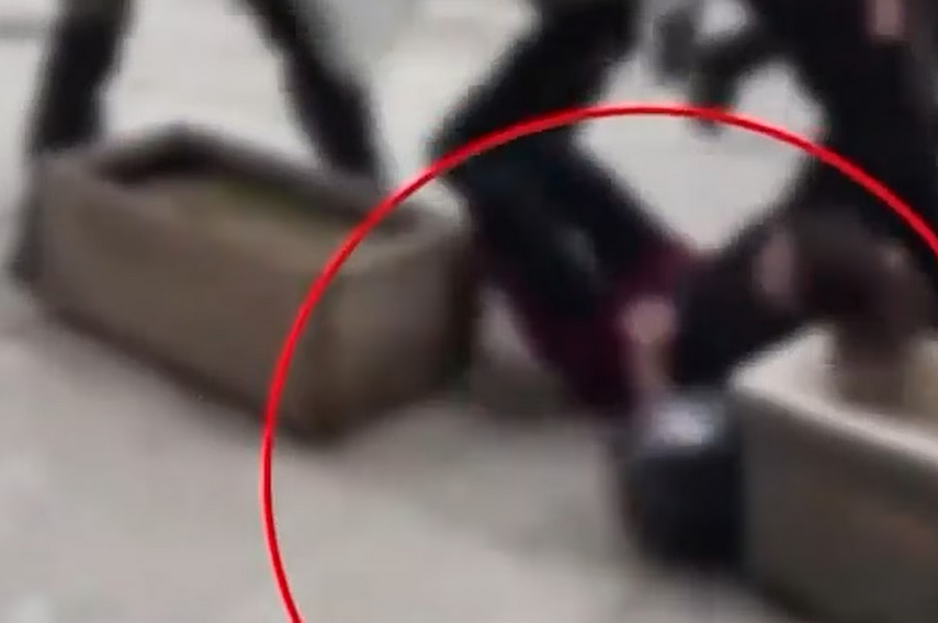 Σε διαθεσιμότητα ο επικεφαλής της διμοιρίας των ΜΑΤ που κλώτσησε και έσπρωξε διαδηλώτρια σε ζαρντινιέρα