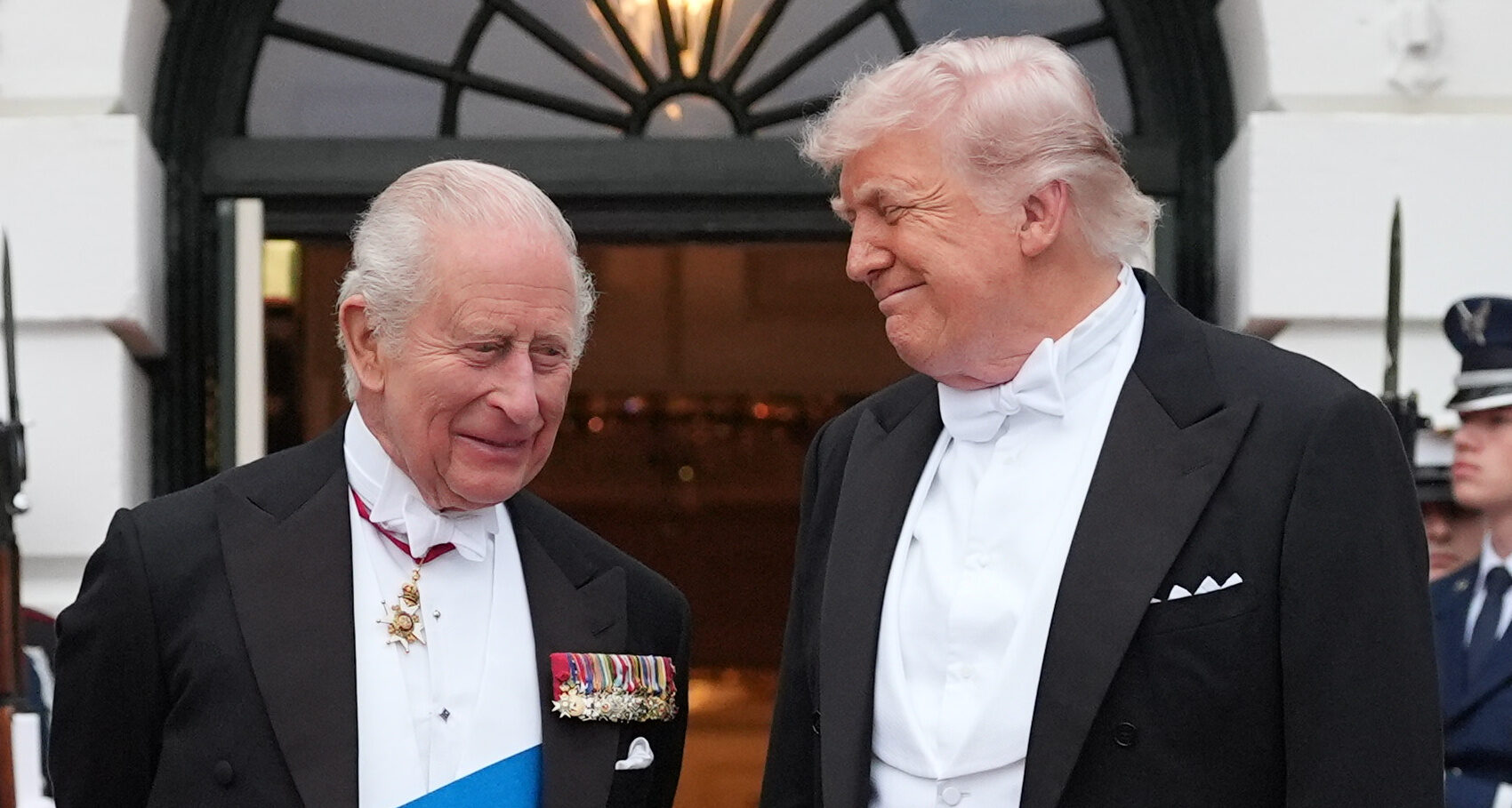 «Αν δεν ήμασταν εμείς, θα μιλούσατε γαλλικά»: Ιστορική σπόντα από τον Κάρολο Γ’ στον Τραμπ