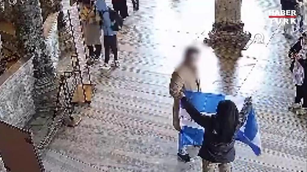 Κωνσταντινούπολη: Συνελήφθησαν δύο Έλληνες  – Άνοιξαν σημαία με βυζαντινό σταυρό στην Αγία Σοφία