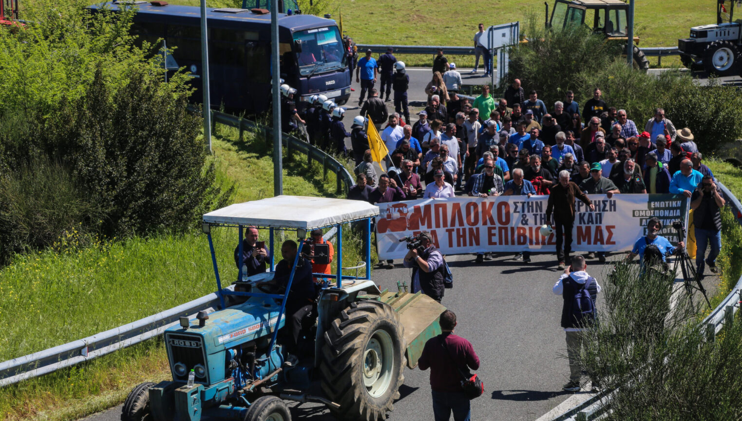 Ξανά στο δρόμοι οι αγρότες: Τρακτέρ κλείνουν τον κόμβο του Ε65 στην Καρδίτσα