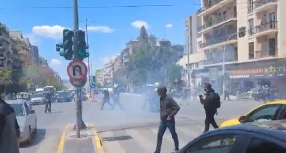 Εφετείο: Επεισόδια μετά την αθώωση του Ρωμανού – ΜΑΤατζής κλωτσάει κοπέλα και την ρίχνει πάνω σε ζαρντινιέρα