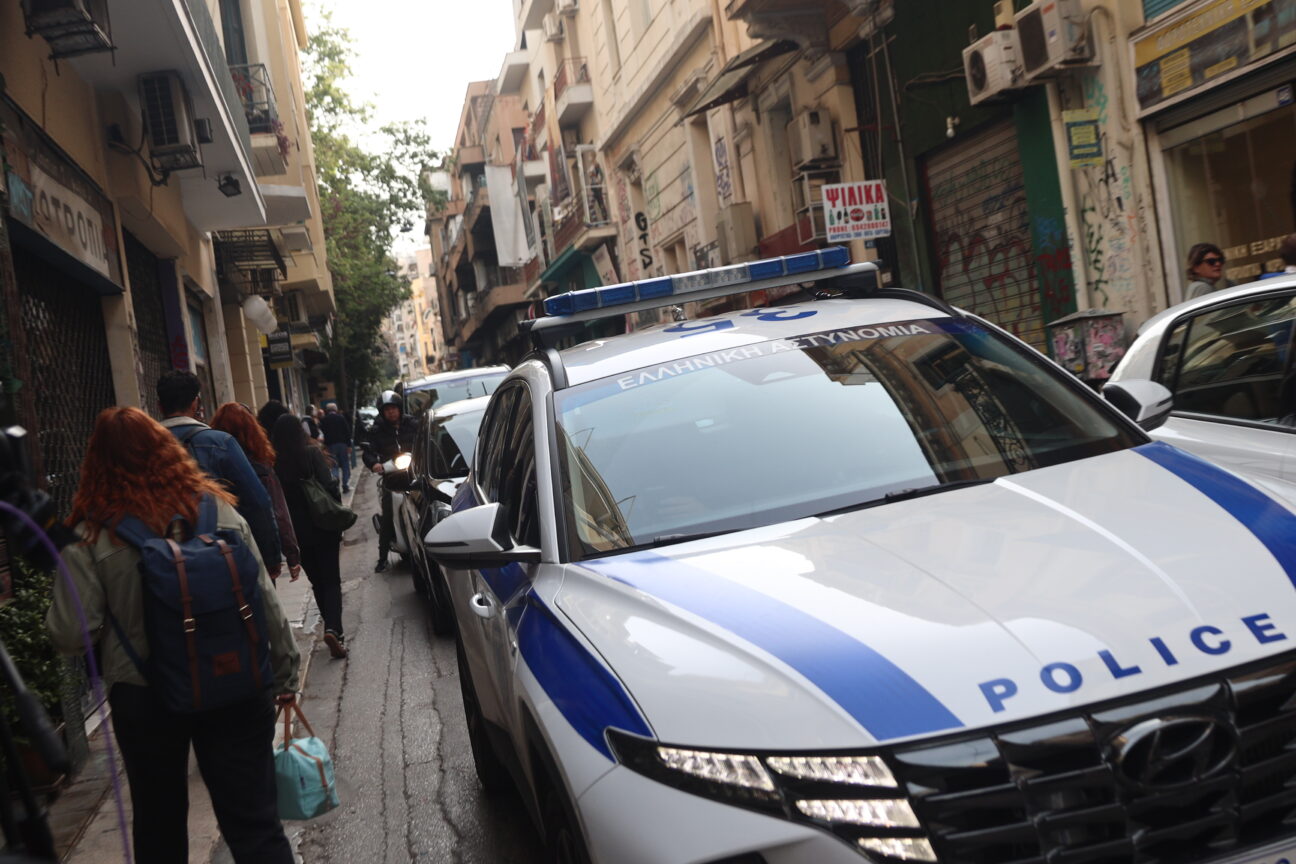 Εξάρχεια: Εκτός κινδύνου ο 50χρονος περιπτεράς που δέχτηκε επίθεση με μαχαίρι