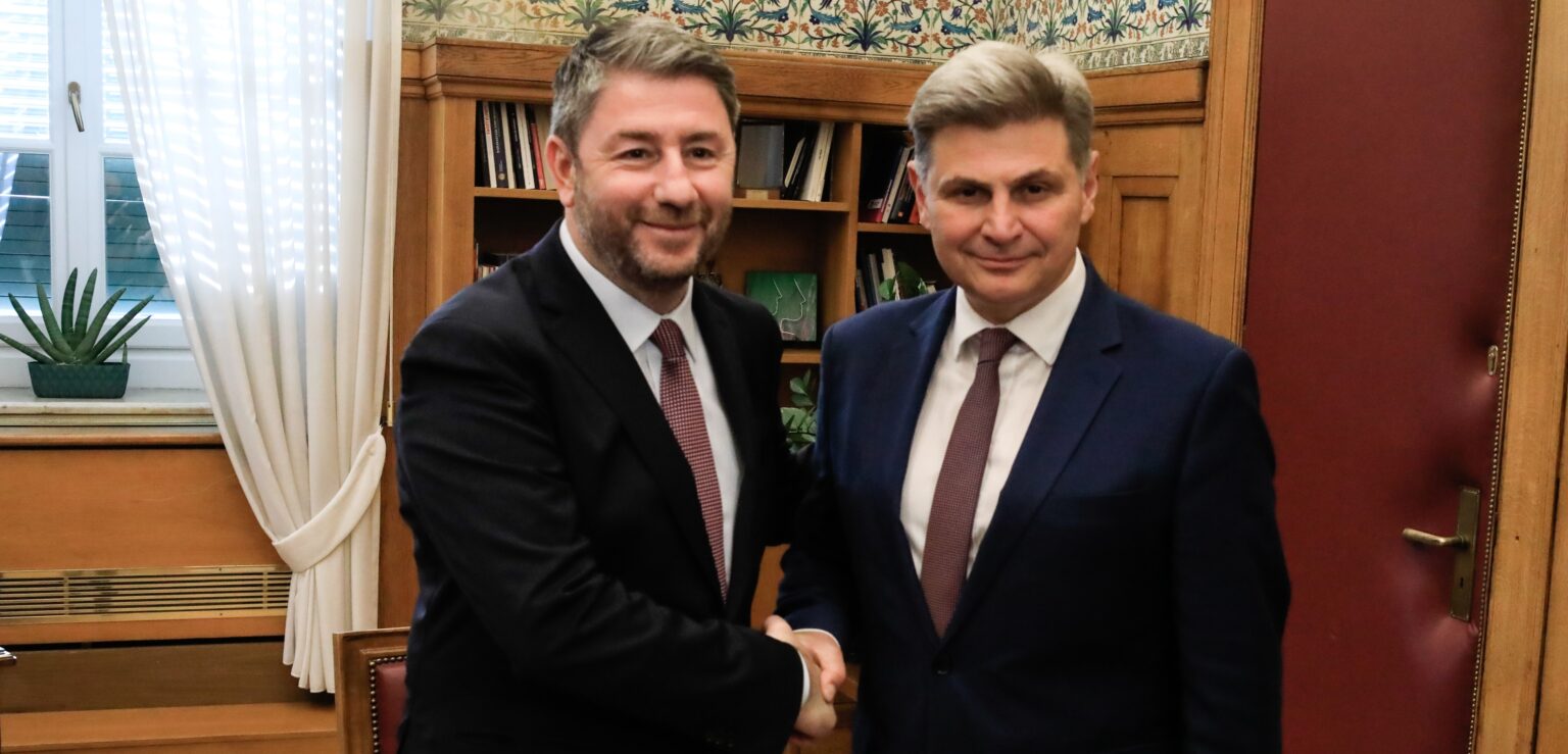Και επίσημα στο ΠΑΣΟΚ ο Νικόλας Φαραντούρης – Η συνάντηση με Ανδρουλάκη