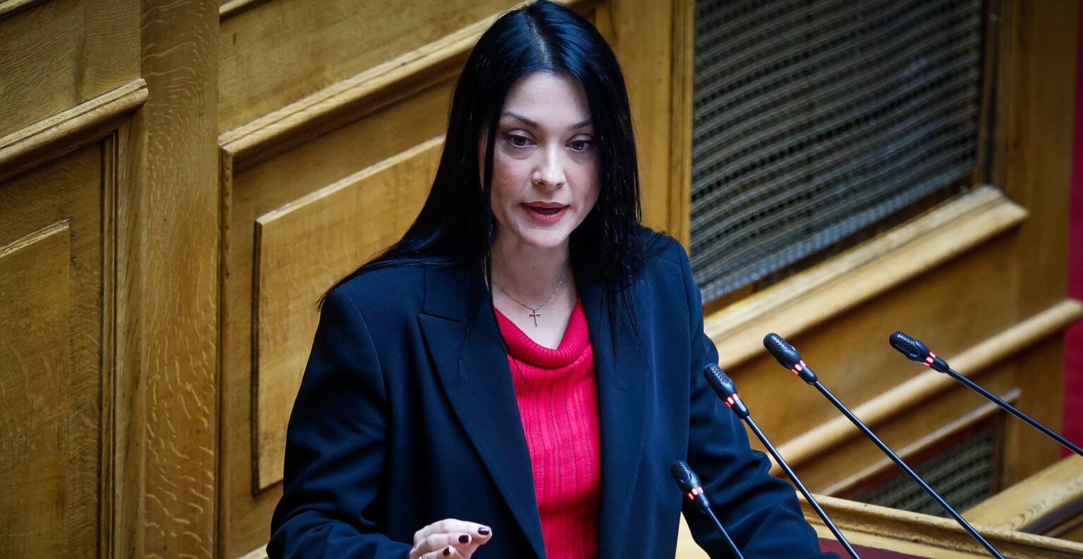 Βέλη Γιαννακοπούλου για τη μεταγραφή Φαραντούρη στο ΠΑΣΟΚ: «Διεύρυνση δεν γίνεται με γυρολόγους»