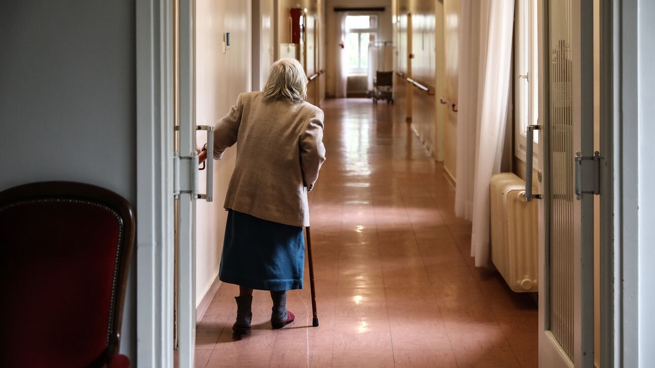 Αμπελόκηποι: Έφοδος σε παράνομο γηροκομείο – Ηλικιωμένοι ζούσαν ανάμεσα σε σκουπίδια, ληγμένα τρόφιμα και ζώα