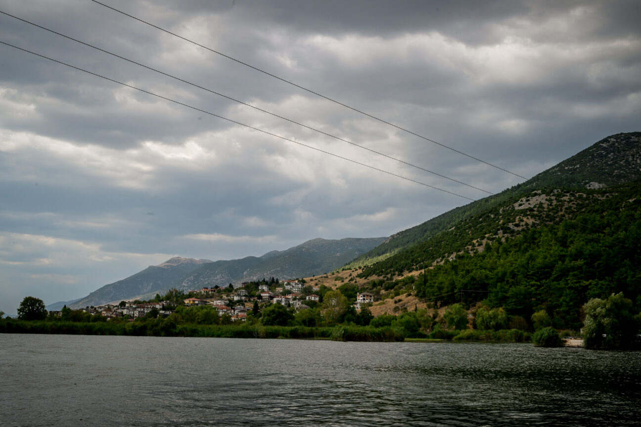 Συναγερμός στη λίμνη Ιωαννίνων: Ξεβράζονται νεκρά ψάρια χωρίς σαφή αιτία – Σε εξέλιξη έρευνες