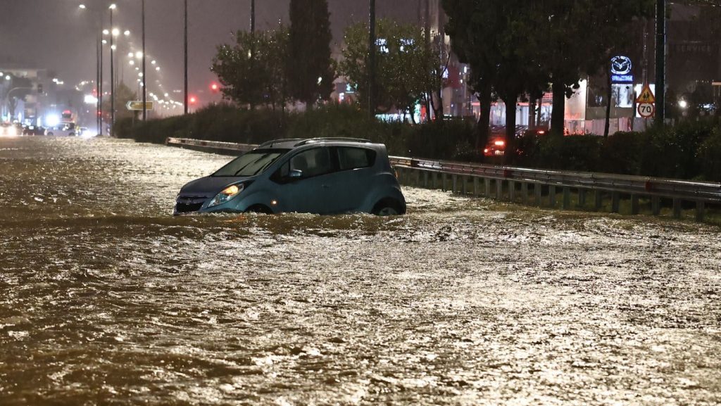 Νεκρός από την κακοκαιρία στη Νέα Μάκρη – Ισχυρές βροχές και καταιγίδες και σήμερα