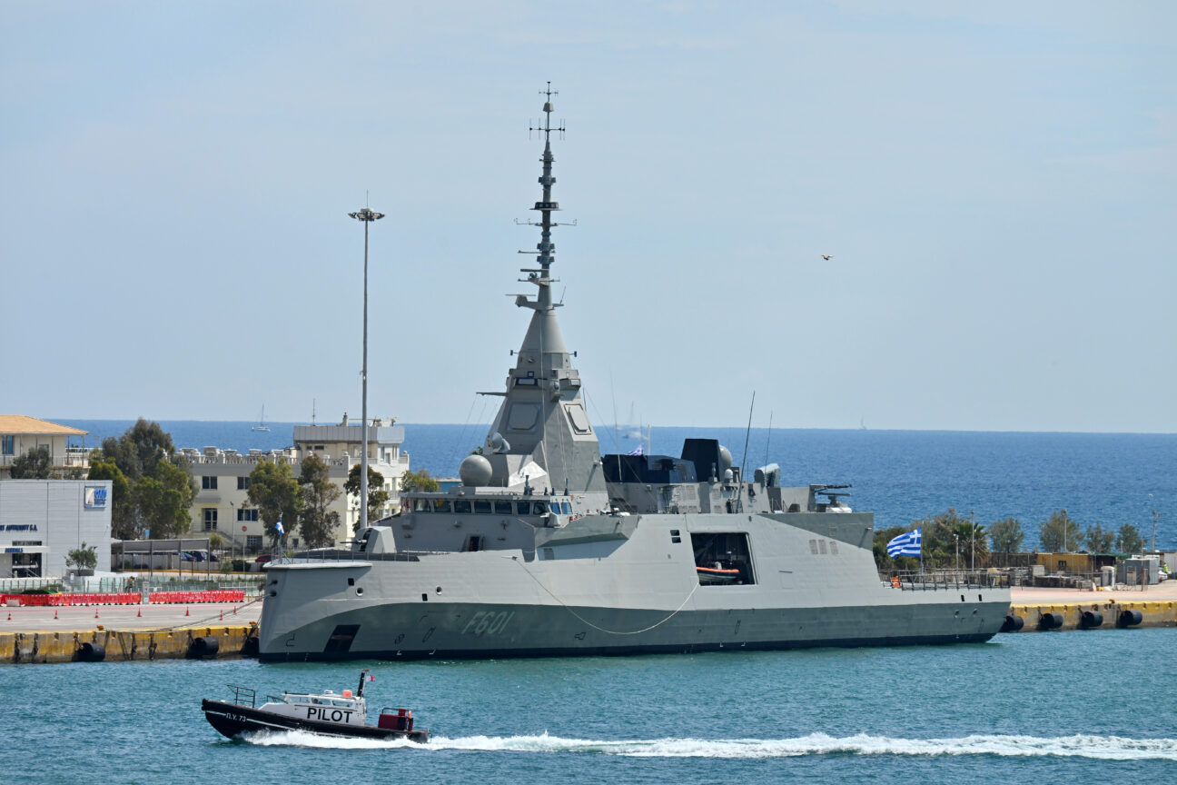 Επικοινωνιακό σόου Μητσοτάκη με φόντο την Φρεγάτα «Κίμων» και τον Μακρόν