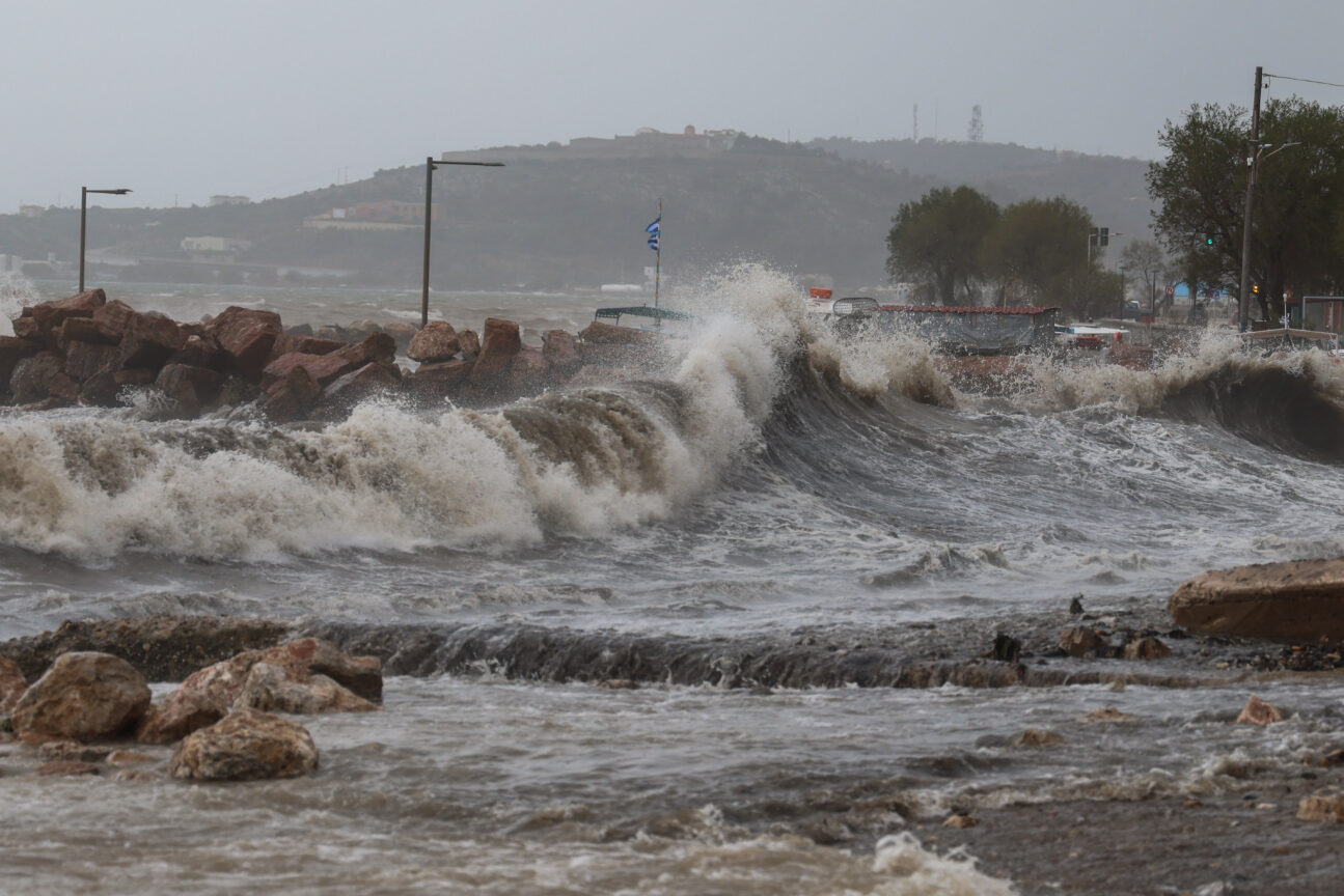 Θυελλώδεις άνεμοι πλήττουν την Κρήτη: Ανετράπη λεωφορείο στην Ανώπολη