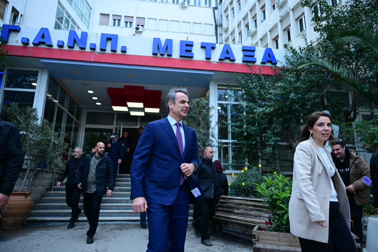 Προκαλεί ο Μητσοτάκης σε επίσκεψή του σε νοσοκομείο: «Δεν έχει τουαλέτες στον θάλαμο, αλλά έχει θέα» – Η ανάρτηση Παπανικολάου