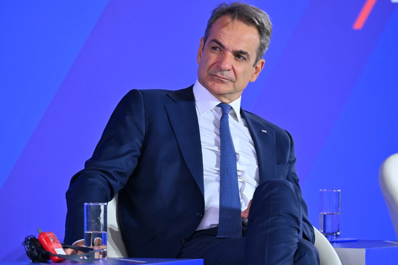 Στα πρόθυρα «εμφυλίου» η Νέα Δημοκρατία: Το ρήγμα Μαξίμου – Βουλευτών και η επικοινωνιακή φυγή του Μητσοτάκη