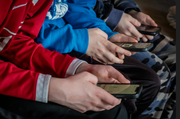 Social media: Τρεις στους τέσσερις Ευρωπαίους ζητούν όριο ηλικίας