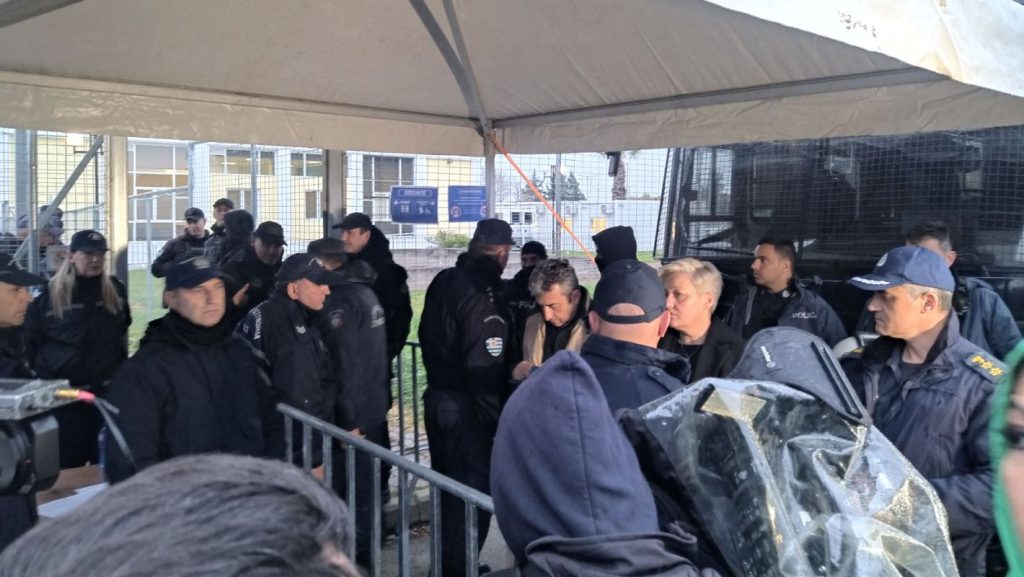 Δίκη για τα Τέμπη: Αλαλούμ με το «καλημέρα» – Ισχυρές αστυνομικές δυνάμεις στο σημείο