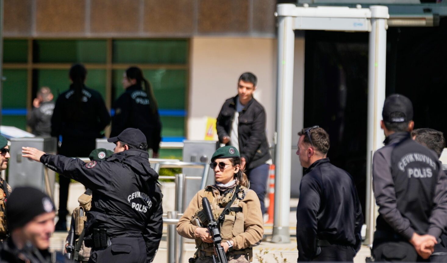 Τουρκία: Πώς έγινε η επίθεση στο ισραηλινό προξενείο στην Κωνσταντινούπολη – Νεκρός ένας από τους δράστες