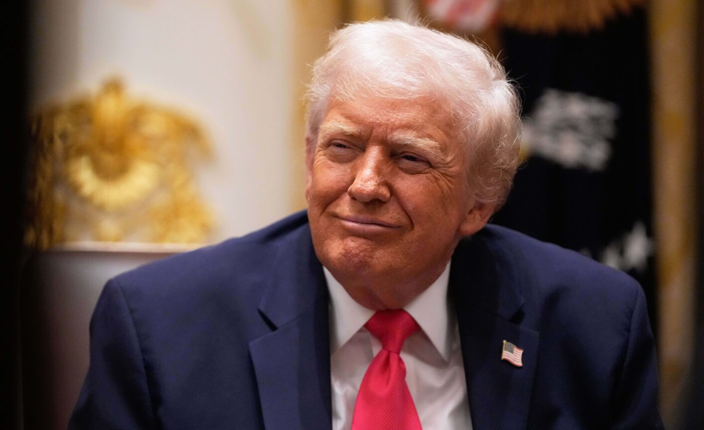 Εβδομαδιαίες ιστορίες τρέλας από τις ΗΠΑ του Τραμπ: Εξωγήινοι, ελικόπτερα σε πισίνες και ερωτήσεις για σεξ στον πρόεδρο