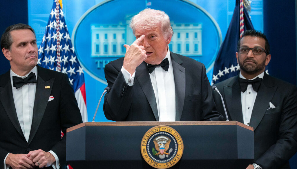 Τραμπ: Επίθεση σε δημοσιογράφο μετά το περιστατικό στο Washington Hilton – «Δεν είμαι βιαστής, ούτε παιδόφιλος»