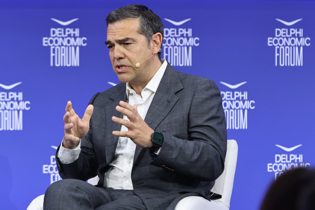 Τσίπρας από Δελφούς: Το θολό οικονομικό πλάνο και η πατριωτική εισφορά