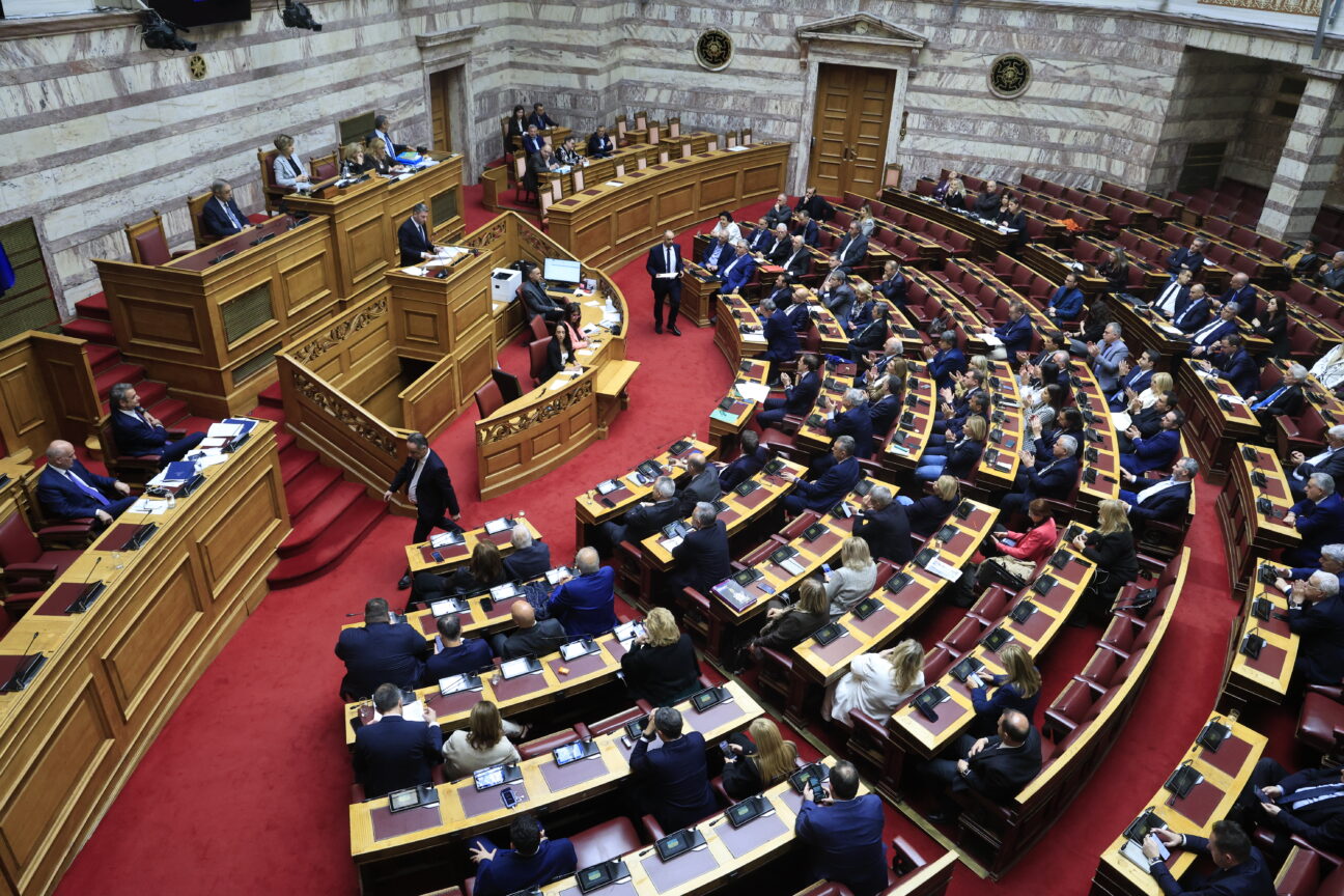 Βουλή: Σφοδρή αντιπαράθεση αντιπολίτευσης και Μητσοτάκη στις δευτερολογίες για το Κράτος Δικαίου
