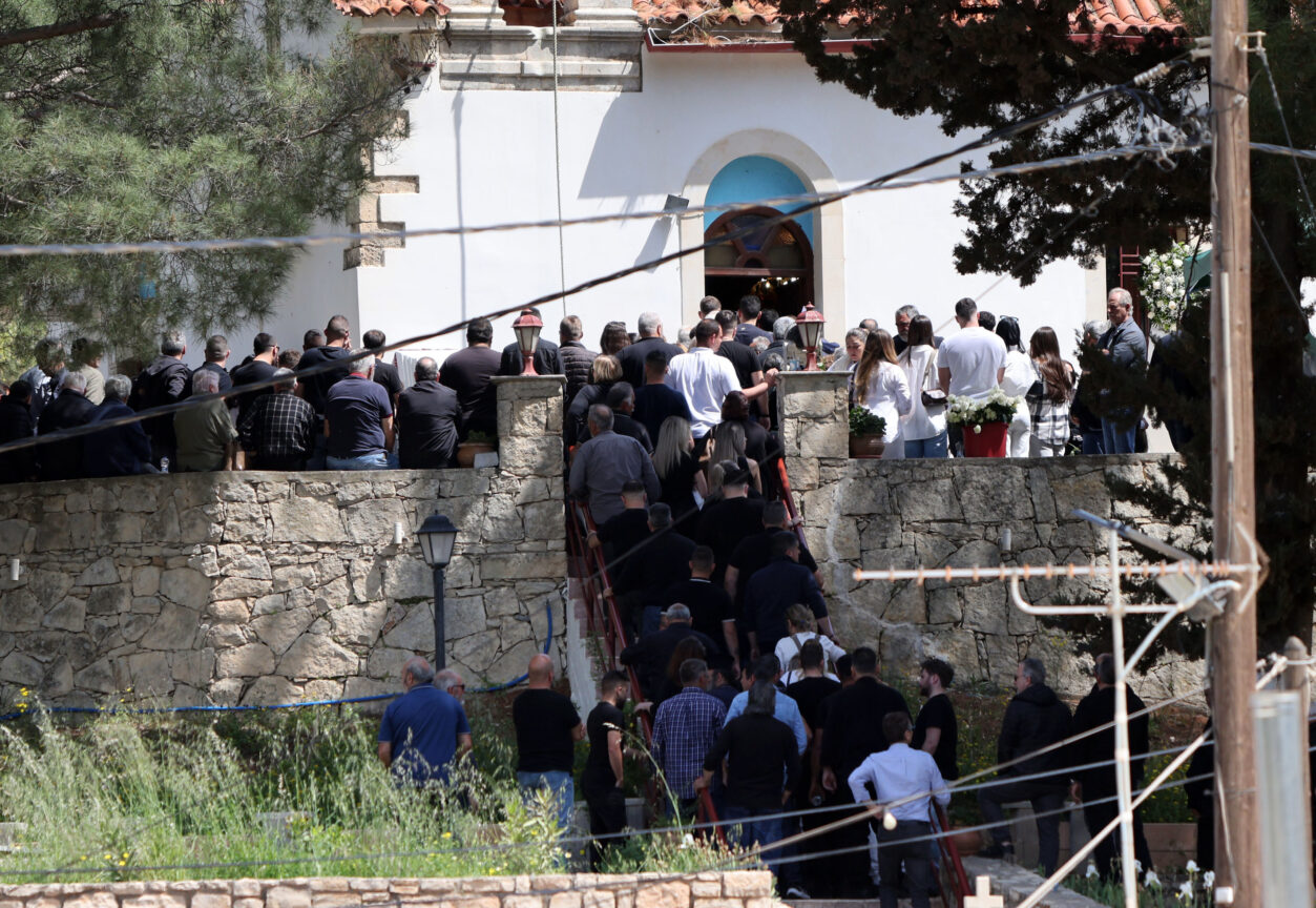 Ηράκλειο: Βαρύ πένθος για τον 21χρονο –  «Φορέστε λευκά, φέρτε μαντολίνα…αλλά ούτε μια σφαίρα»