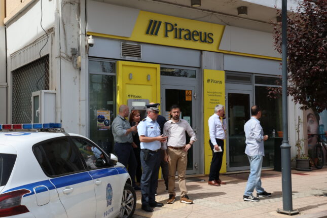 Φωτογραφία για: Τιθορέα: Πώς συνελήφθησαν οι ληστές της τράπεζας - Χειροβομβίδες και καλάσνικοφ στην κατοχή τους 4 5177307