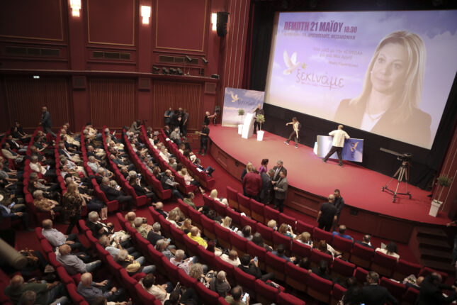 «Ελπίδα για τη Δημοκρατία»: Έφτασε στο Ολύμπιον η Μαρία Καρυστιανού