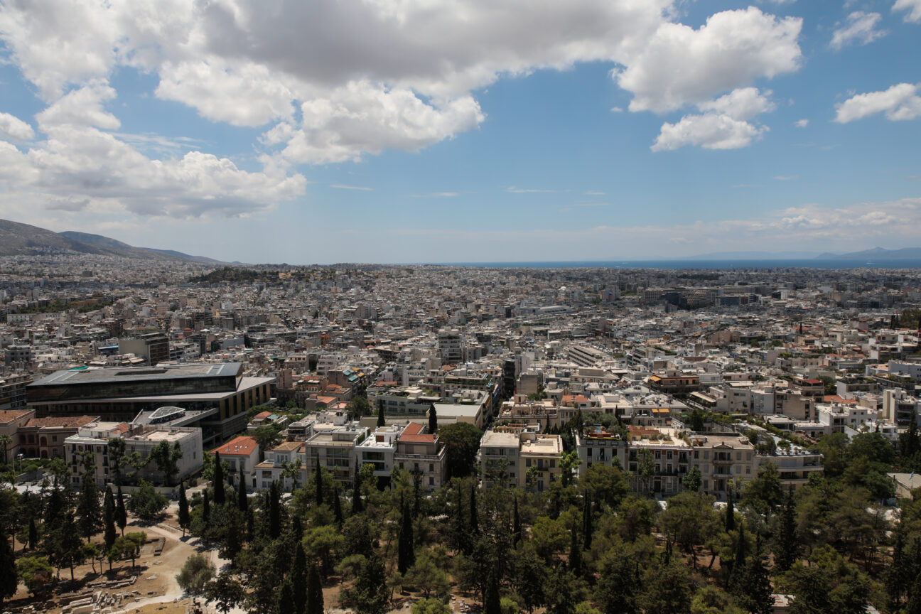Η Αθήνα έκτη πιο ακριβή πόλη στην Ευρώπη για στέγαση: Ενάμιση κατώτατο μισθό πληρώνουν οι Έλληνες για ένα ενοίκιο