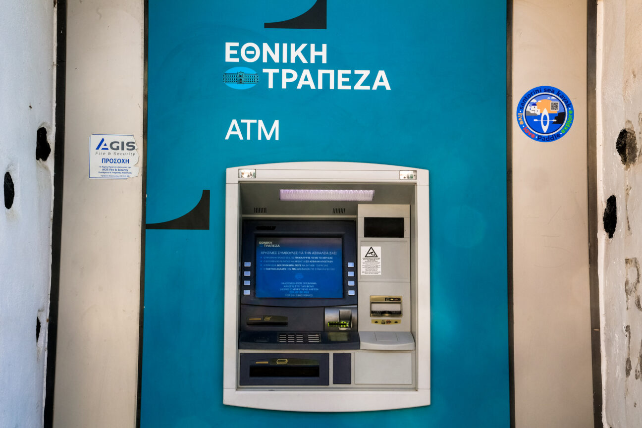 Εθνική Τράπεζα: «Στον πάγο» οι χρεώσεις 0,80 ανά λογαριασμό μετά από δικαστική απόφαση – Η καταγγελία της ΕΚΠΟΙΖΩ
