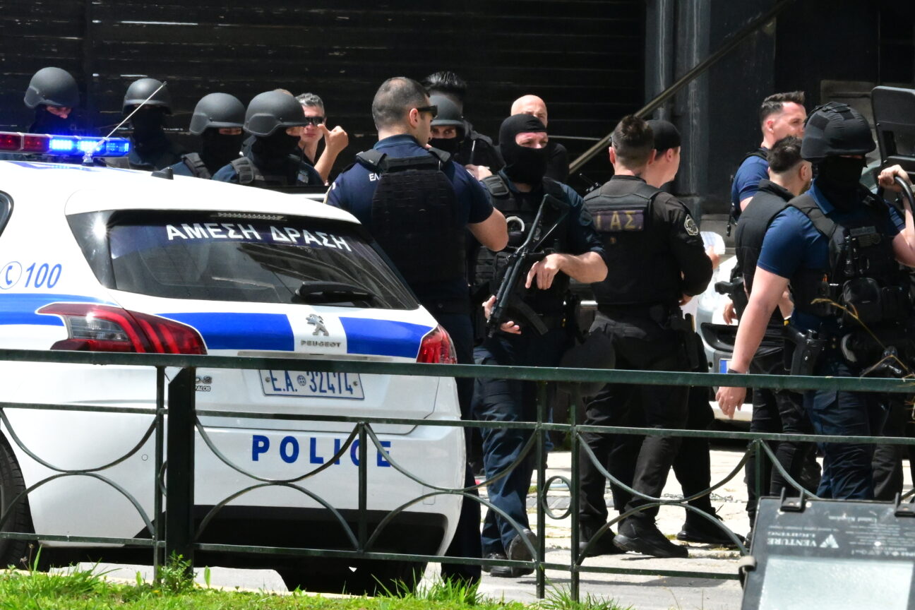 Άνω Λιόσια: 80 άτομα επιτέθηκαν σε αστυνομικούς με πέτρες και δαγκωματιές