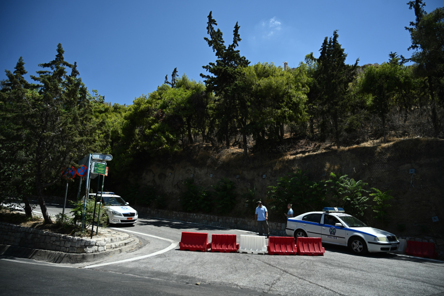 Φωτιά στον Λυκαβηττό – Πού έχει διακοπεί η κυκλοφορία