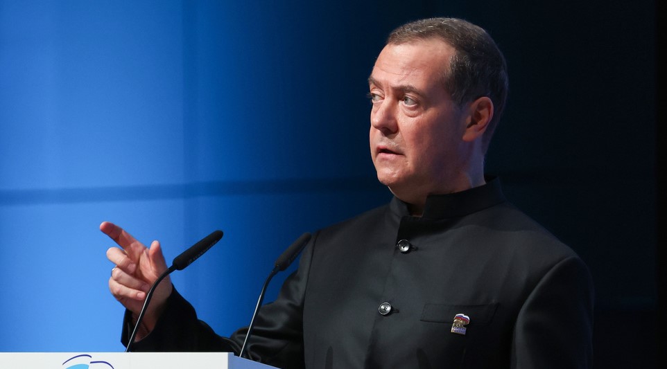Μεντβέντεφ σε πολίτες της Ε.Ε.: «Οι κυβερνήσεις σας έχουν εμπλακεί σε πόλεμο με τη Ρωσία – Ο γαλήνιος ύπνος σας τελείωσε»