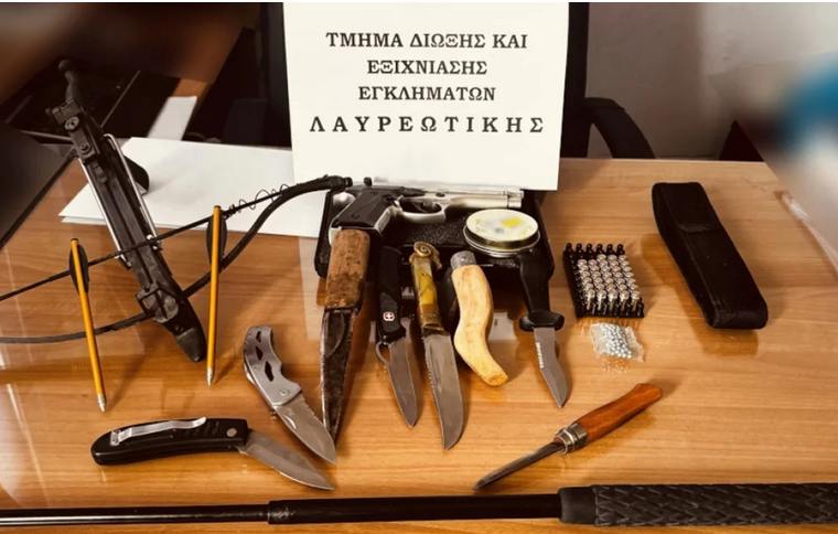 Λαύριο: Συνελήφθη 56χρονος με βαλλίστρα, μαχαίρια, σουγιάδες και πιστόλι τύπου ρέπλικα