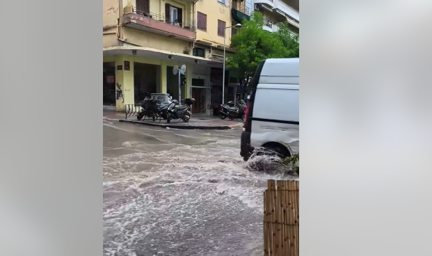Θεσσαλονίκη: Έντονη βροχόπτωση και πλημμυρισμένοι δρόμοι
