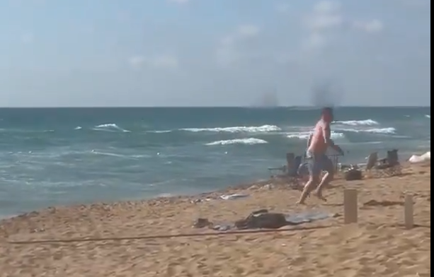 Ισραήλ: Πλήγματα από ρουκέτες της Χεζμπολάχ – Πανικός με λουόμενους σε παραλίες (video)