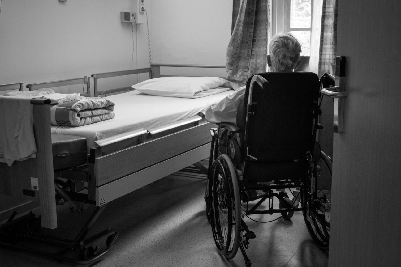 Αμπελόκηποι: Οι απειλές της ιδιοκτήτριας σε κόρη ηλικιωμένης – «2.000 ευρώ ή θα τη βρεις σε κάδο»