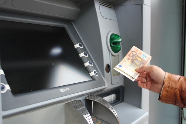 atm 1524871 1280 1