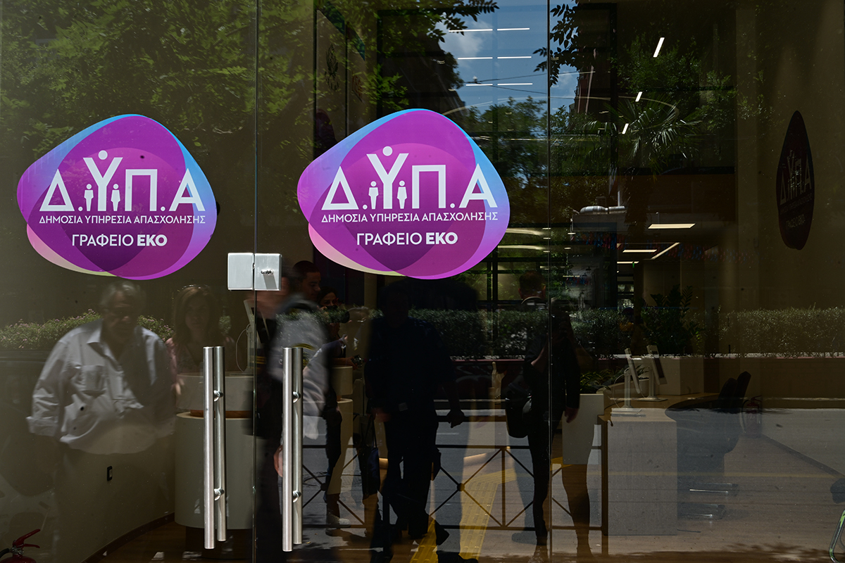 ΔΥΠΑ: Καταγγελίες για φωτογραφικό πρόγραμμα 1.000 «γαλάζιων» προσλήψεων