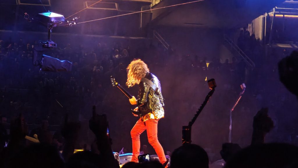 Επική στιγμή στη συναυλία των Metallica στο ΟΑΚΑ: Έπαιξαν Τρύπες και ο κόσμος παραληρούσε