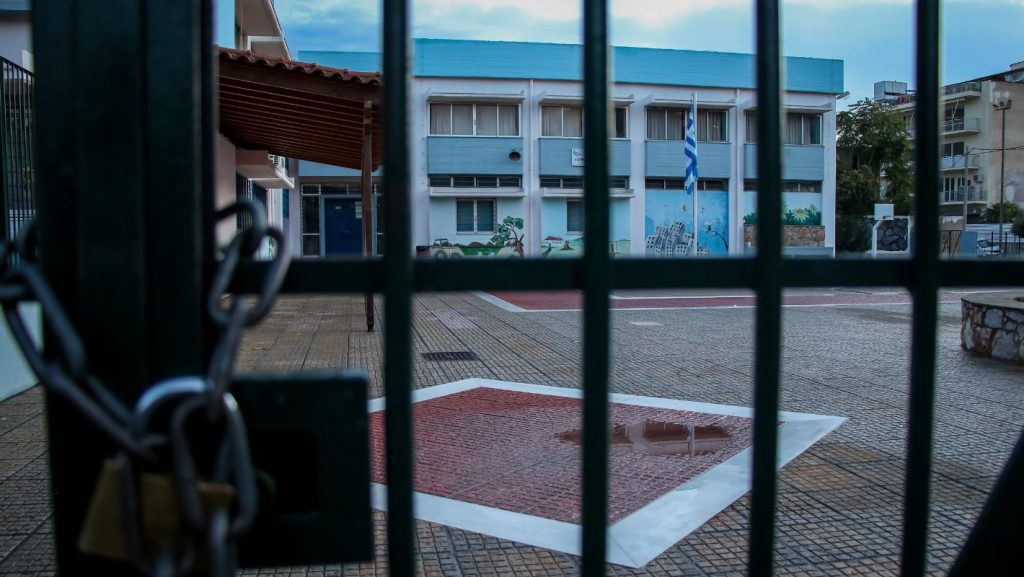 Ηράκλειο: Εξωσχολικοί εισέβαλαν στο σχολείο και απείλησαν τον διευθυντή με αυγά και καπνογόνα
