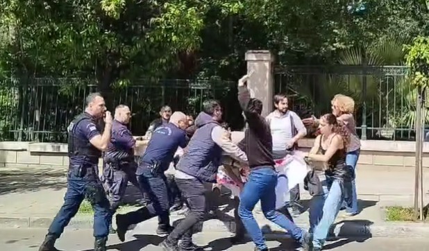 Ένταση έξω από το Μέγαρο Μαξίμου ανάμεσα σε συγκεντρωμένους φοιτητές και αστυνομία
