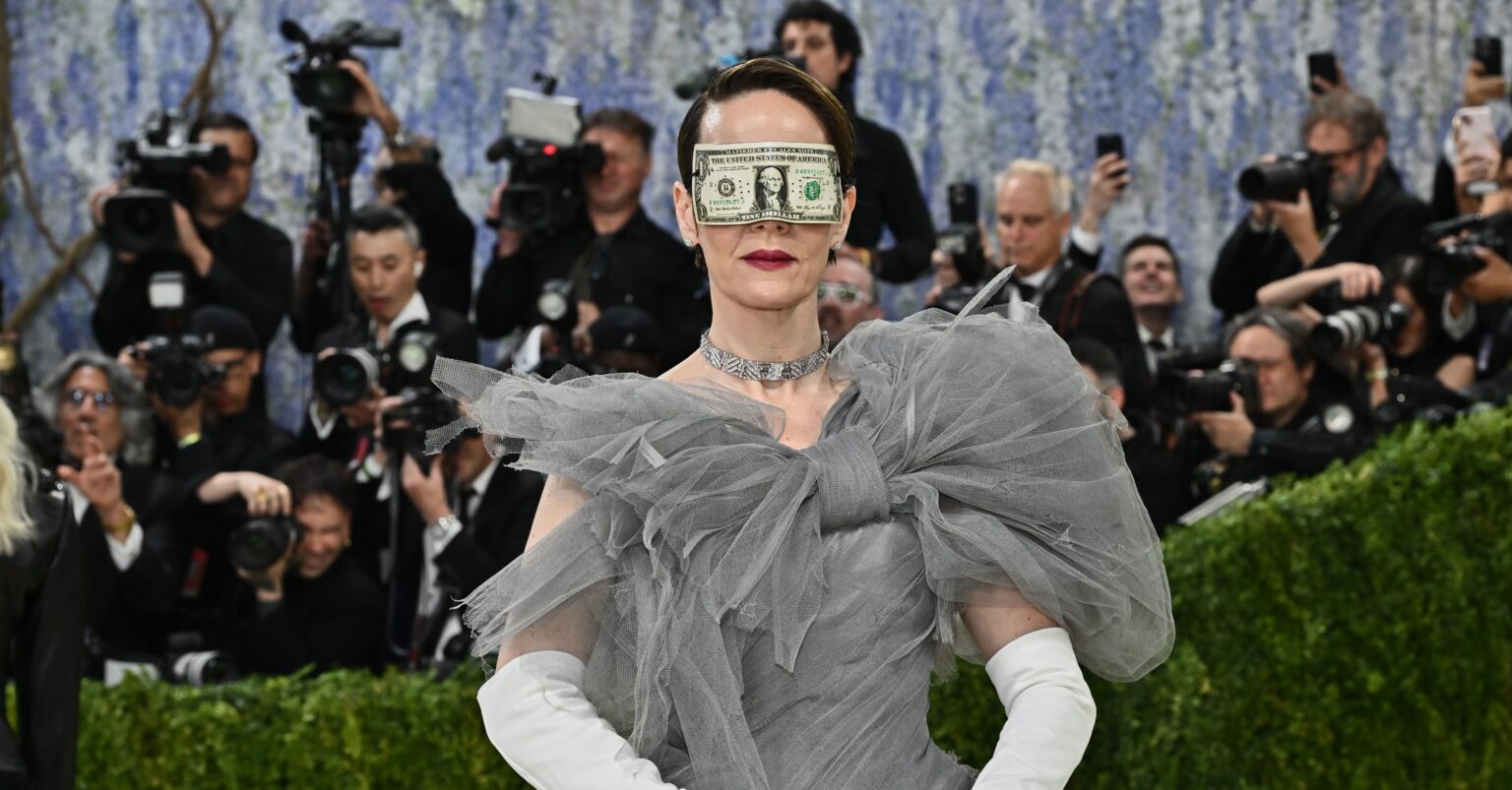 Πίσω από το Met Gala: Oι αόρατοι που δεν χωρούν στο κόκκινο χαλί – Οι ηχηρές παρουσίες και απουσίες