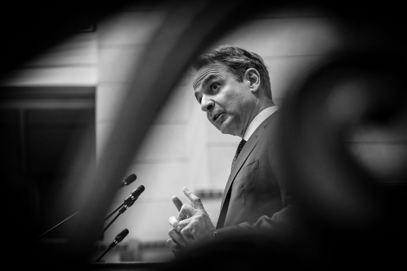 Μητσοτάκης: Επιστρατεύει και τη Συνταγματική Αναθεώρηση στο 