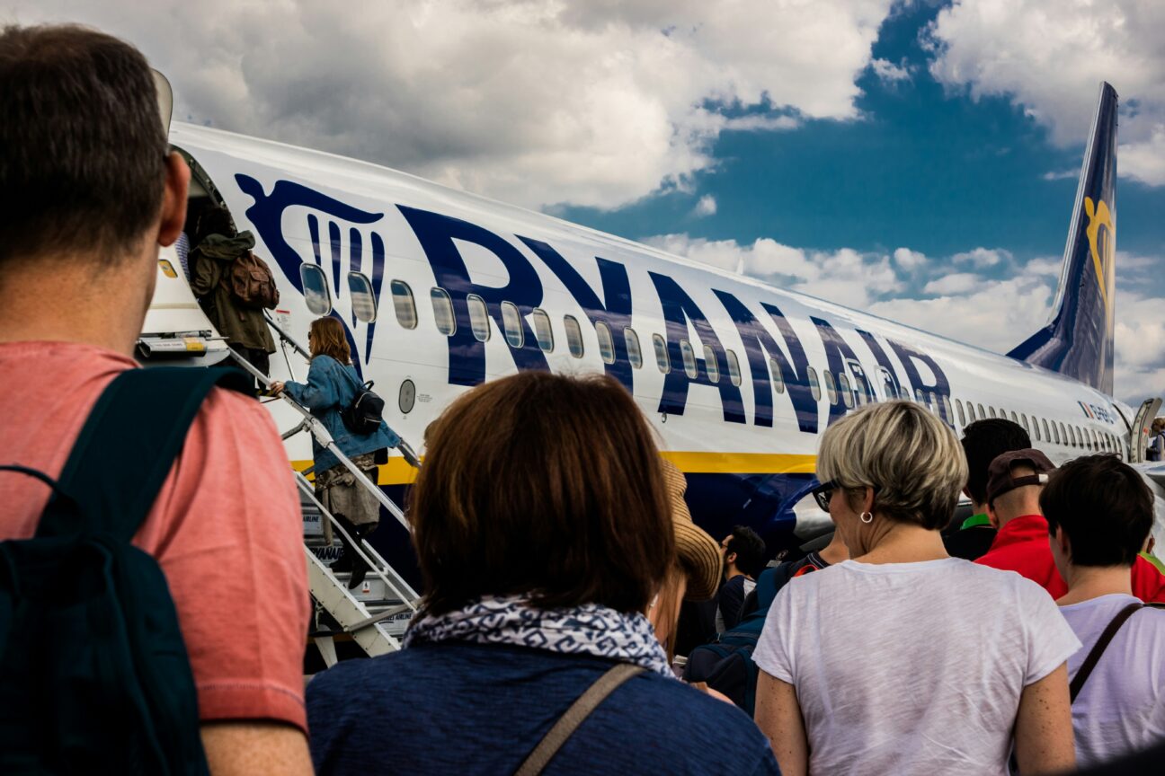 Ryanair: Τι θα απαγορεύσει στις πρωινές πτήσεις προκειμένου να αποφευχθούν ανάρμοστες συμπεριφορές