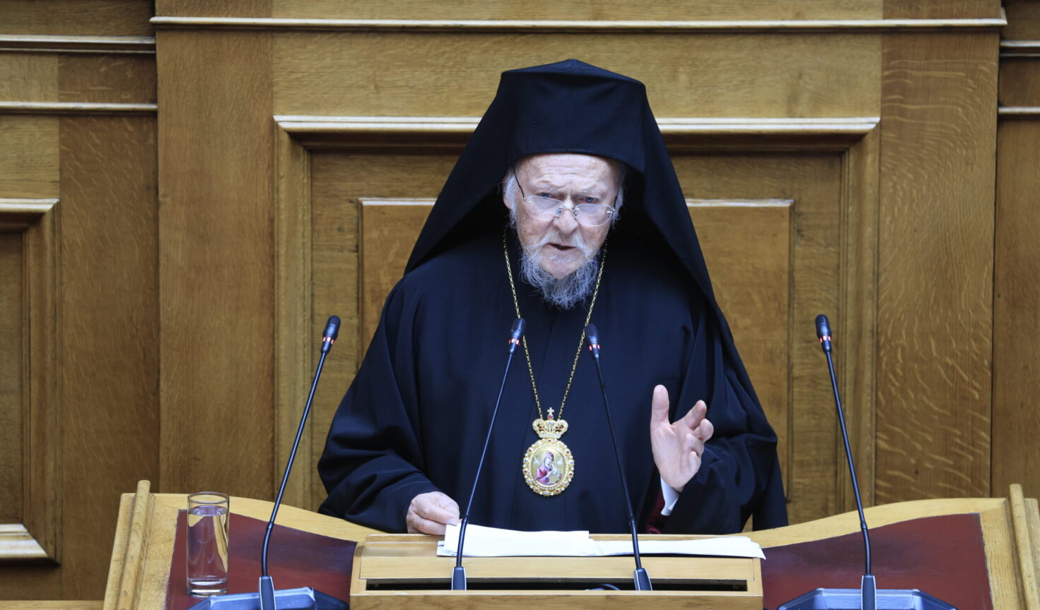 Βαρθολομαίος στη Βουλή: O καπιταλισμός υπεύθυνος για την οικολογική κρίση – «Δεν είναι οικονομία, αλλά οικοανομία»