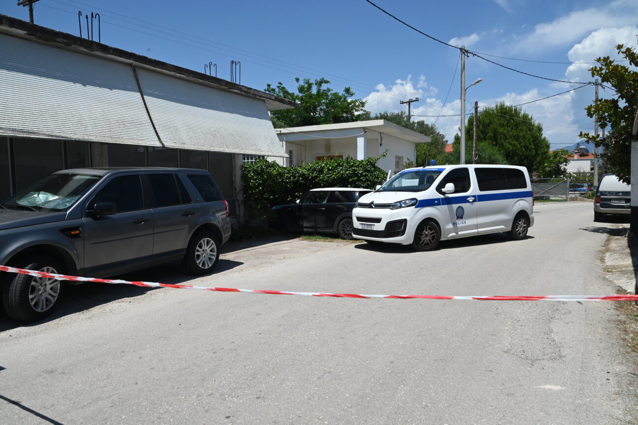 Διπλή δολοφονία στην Αιγιάλεια: Μπλούζα με ίχνη αίματος και 