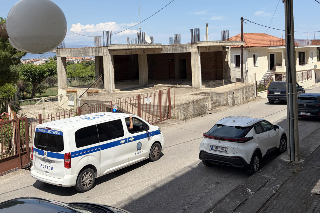 Διπλό φονικό στο Αίγιο: 20 μαχαιριές στη γυναίκα, έξι μαχαιρ