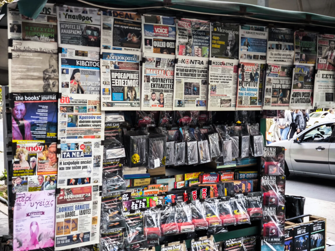 Αθήνα: Βίντεο δείχνει περιπτερά να παίρνει 3 ευρώ για ένα νερό όταν του μιλάνε Αγγλικά και 1 ευρώ όταν τον ρωτάνε στα Ελληνικά