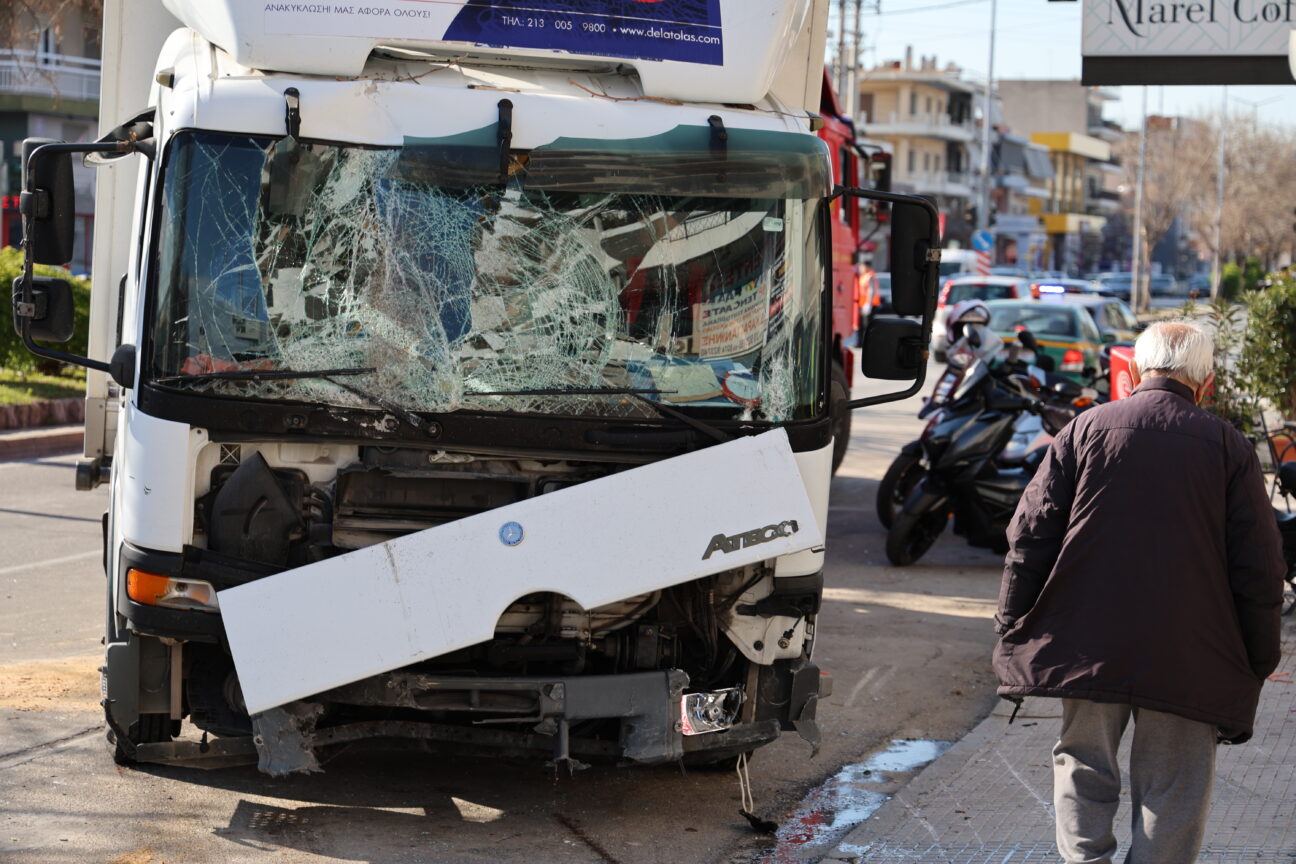 Τροχαίο στην Ηλιούπολη: Φορτηγό καρφώθηκε σε κολώνα – Ποιοι 