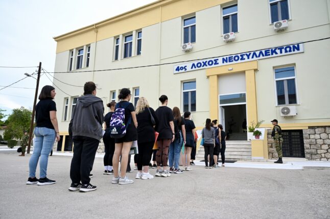 Φωτογραφία για: Λαμία: 72 γυναίκες παρουσιάστηκαν στο ΚΕΥΠ για εθελοντική στρατιωτική θητεία - Οι πρώτες εικόνες 3 6990689