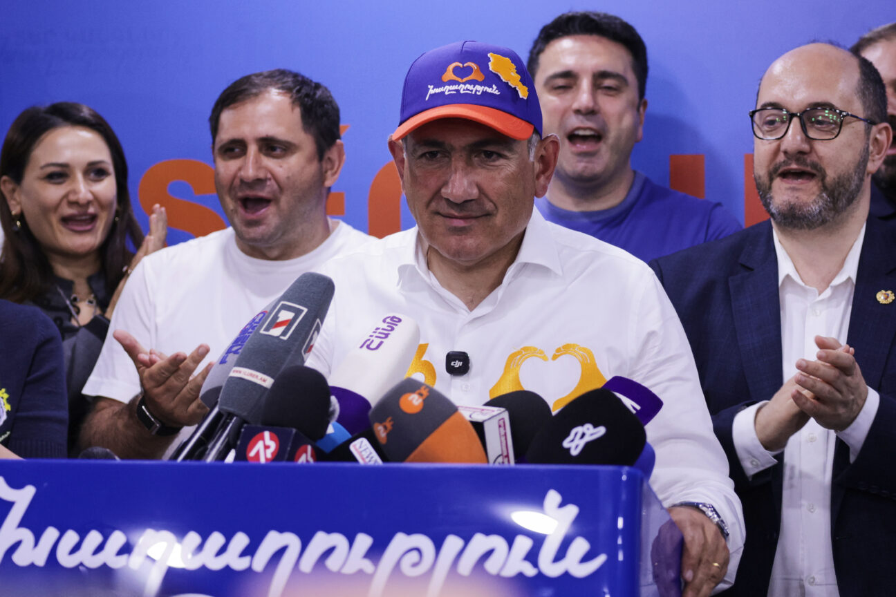 Αρμενία: Ο πρωθυπουργός Πασινιάν ανακήρυξε τη νίκη του στις 