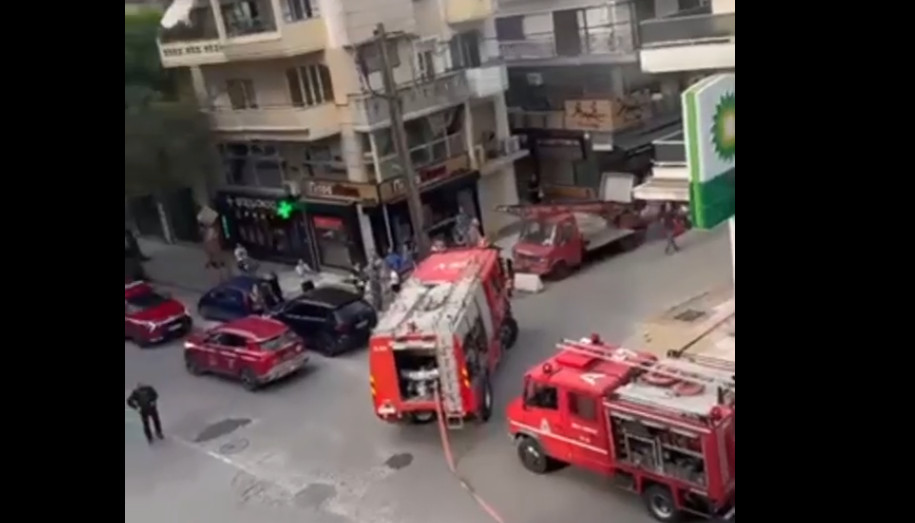 Συναγερμός στη Θεσσαλονίκη: Φωτιά σε διαμέρισμα πάνω από βεν
